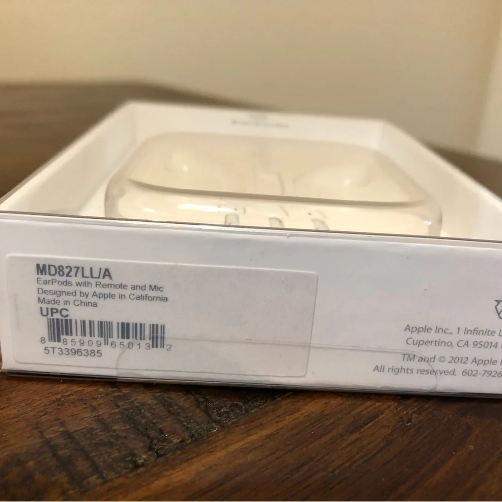 Apple Wired Ear-buds w/case - Picture 4 of 4